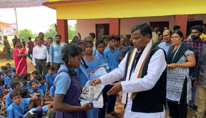 छत्तीसगढ़ः नक्सल प्रभावित जगरगुंडा में 13 सालों बाद खुला स्कूल, मंत्री कवासी लखमा ने बच्चों को बांटी किताबें छत्तीसगढ़ः नक्सल प्रभावित जगरगुंडा में 13 सालों बाद खुला स्कूल, मंत्री कवासी लखमा ने बच्चों को बांटी किताबें