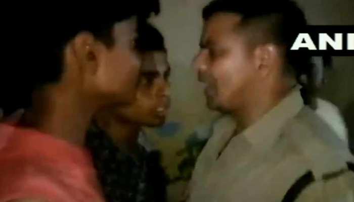 VIDEO: शराब माफिया के हौसले बुलंद, पुलिस वाले को सरेआम पीटा, फाड़ दी वर्दी VIDEO: शराब माफिया के हौसले बुलंद, पुलिस वाले को सरेआम पीटा, फाड़ दी वर्दी
