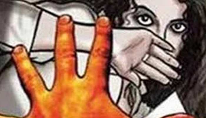 बिहार : मनचलों ने किया युवती के साथ जबरदस्ती का प्रयास, विरोध करने पर सिर मुड़वाया बिहार : मनचलों ने किया युवती के साथ जबरदस्ती का प्रयास, विरोध करने पर सिर मुड़वाया