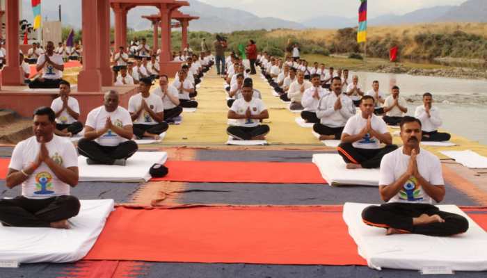 लेह में सिंधु नदी के किनारे 11 हजार फीट की ऊंचाई पर ITBP के जवानों ने किया योग लेह में सिंधु नदी के किनारे 11 हजार फीट की ऊंचाई पर ITBP के जवानों ने किया योग