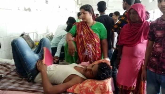 बिहार : दबंगों का कहर, लड़की से बात करने के आरोप में युवक की खूंटे से बांधकर पिटाई बिहार : दबंगों का कहर, लड़की से बात करने के आरोप में युवक की खूंटे से बांधकर पिटाई