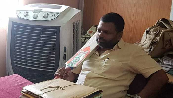 आकाश विजयवर्गीय के बाद दमोह भाजयुमो उपाध्यक्ष ने भी थामा बल्ला, समर्थक बोले- वह गरीबों का काम कराने पहुंचे थे आकाश विजयवर्गीय के बाद दमोह भाजयुमो उपाध्यक्ष ने भी थामा बल्ला, समर्थक बोले- वह गरीबों का काम कराने पहुंचे थे
