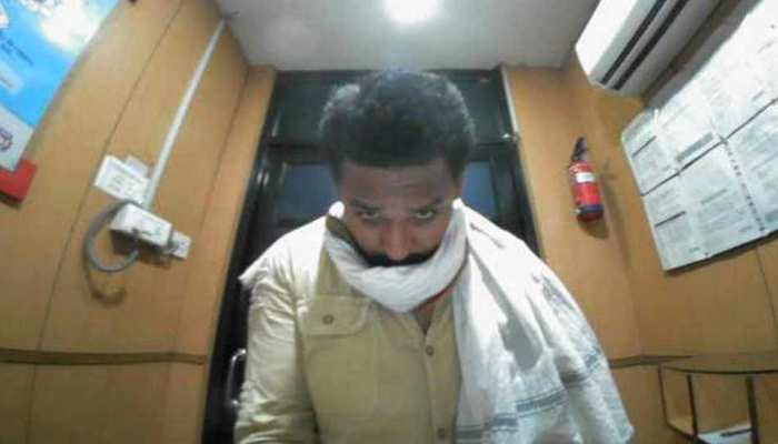 दिल्ली पुलिस के हत्थे चढ़ा तैय्यब गैंग का सरगना, ATM फुटेज से मिला सबूत दिल्ली पुलिस के हत्थे चढ़ा तैय्यब गैंग का सरगना, ATM फुटेज से मिला सबूत