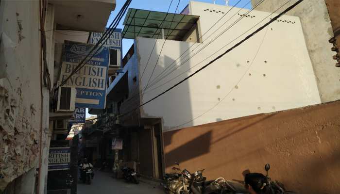 आज भी बुराड़ी के उस घर में पसरा है सन्नाटा, जहां 1 साल पहले 11 लोगों ने की थी आत्महत्या आज भी बुराड़ी के उस घर में पसरा है सन्नाटा, जहां 1 साल पहले 11 लोगों ने की थी आत्महत्या