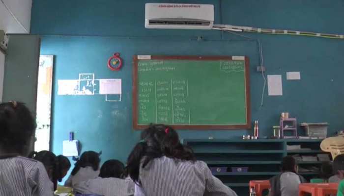 गुजरात: कभी गांव के जिस सरकारी स्कूल में की थी पढ़ाई, अब उसी की हर कक्षा में लगवाए AC गुजरात: कभी गांव के जिस सरकारी स्कूल में की थी पढ़ाई, अब उसी की हर कक्षा में लगवाए AC