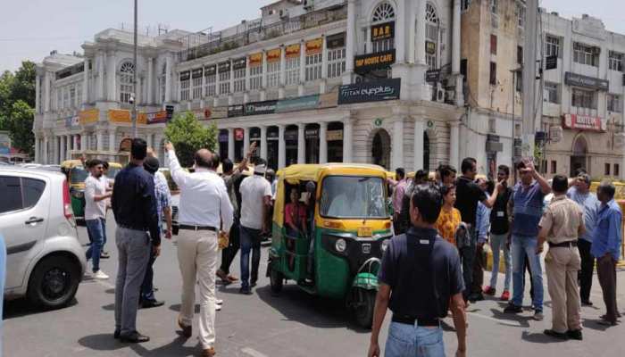 दिल्ली के कनॉट प्लेस में वीकेंड पर कारों की एंट्री पर लगा बैन, व्यापारी हुए नाराज दिल्ली के कनॉट प्लेस में वीकेंड पर कारों की एंट्री पर लगा बैन, व्यापारी हुए नाराज