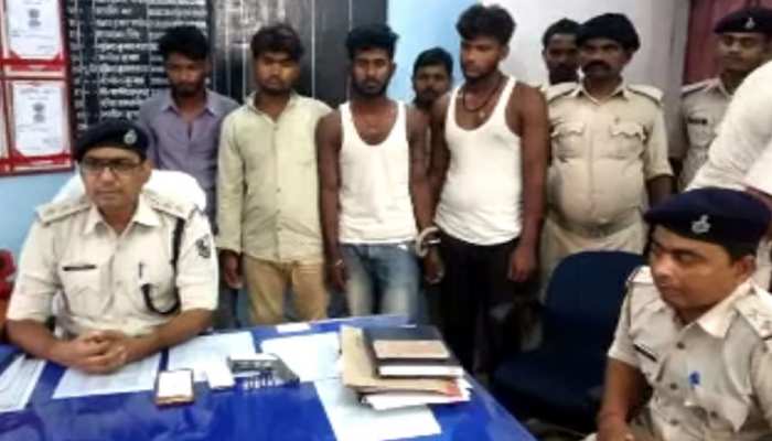 बिहारः लूट आरोपी चार कुख्यात अपराधियों को पुलिस ने किया गिरफ्तार बिहारः लूट आरोपी चार कुख्यात अपराधियों को पुलिस ने किया गिरफ्तार