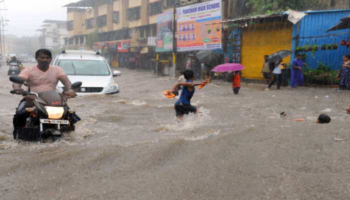 बारिश से परेशान हुई मुंबई, लेकिन सड़कों पर नहीं जम पाएगा पानी, BMC ने बनाया खास प्लान बारिश से परेशान हुई मुंबई, लेकिन सड़कों पर नहीं जम पाएगा पानी, BMC ने बनाया खास प्लान