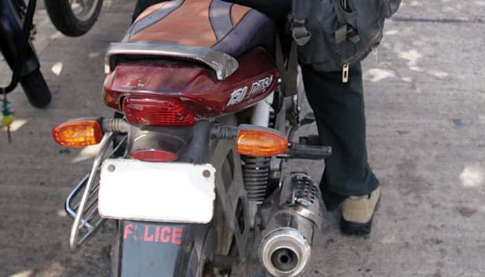 अब निजी वाहन पर लगाया पुलिस का स्टीकर तो हो सकती है बड़ी मुश्किल, पहुंच सकते हैं जेल