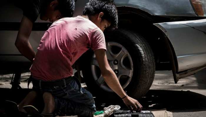 छत्तीसगढ़ के 16 बच्चों को बंधक बनाकर आंध्र में मजदूरी करा रहा था ठेकेदार, पुलिस ने कराया मुक्त छत्तीसगढ़ के 16 बच्चों को बंधक बनाकर आंध्र में मजदूरी करा रहा था ठेकेदार, पुलिस ने कराया मुक्त