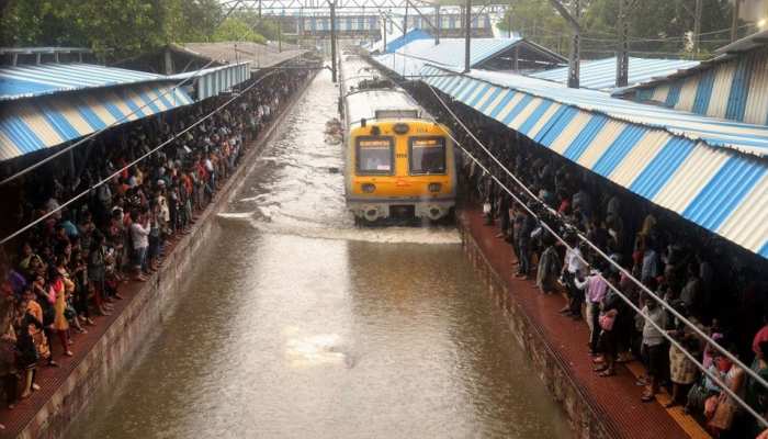 मुंबई में चारों तरफ पानी-पानी, ये ट्रेनें हुईं कैंसिल और री-शेड्यूल मुंबई में चारों तरफ पानी-पानी, ये ट्रेनें हुईं कैंसिल और री-शेड्यूल