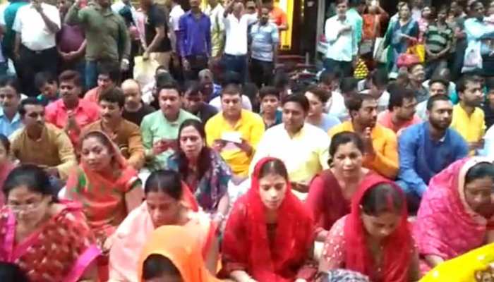 हावड़ा में एक बार फिर सड़क पर हुआ हनुमान चालीसा का पाठ, 1 घंटे तक बंद रहा रास्ता हावड़ा में एक बार फिर सड़क पर हुआ हनुमान चालीसा का पाठ, 1 घंटे तक बंद रहा रास्ता