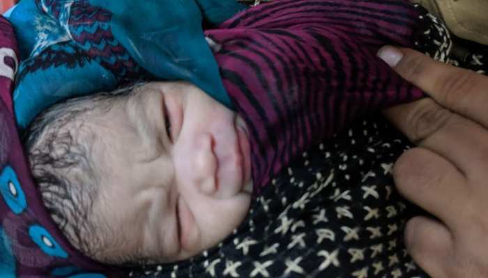 मुंबई: बारिश के कारण अस्पताल नहीं पहुंच सकी महिला, स्टेशन पर दिया बच्चे को जन्म