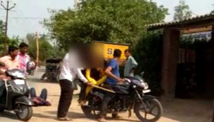 बरेली: लव मैरिज करने की मिली सजा, पहले दोनों को पीटा फिर लड़की को जबरन उठा ले गए, VIDEO VIRAL बरेली: लव मैरिज करने की मिली सजा, पहले दोनों को पीटा फिर लड़की को जबरन उठा ले गए, VIDEO VIRAL