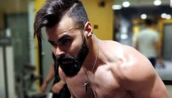 Celebrity Corner: फिटनेस फ्रीक हैं एक्टर पारस सलूजा, वर्कआउट वीडियो वायरल Celebrity Corner: फिटनेस फ्रीक हैं एक्टर पारस सलूजा, वर्कआउट वीडियो वायरल