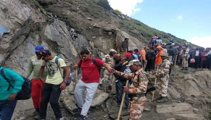 अमरनाथ यात्रा: बीते तीन दिनों में 22 हजार श्रद्धालुओं ने किए बाबा बर्फानी के दर्शन अमरनाथ यात्रा: बीते तीन दिनों में 22 हजार श्रद्धालुओं ने किए बाबा बर्फानी के दर्शन
