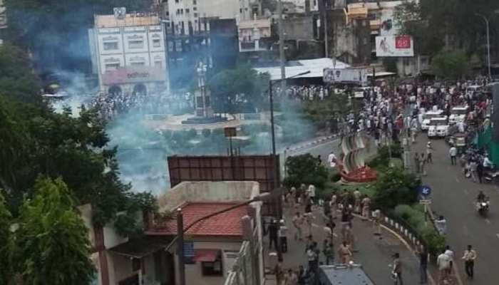 सूरत: मॉब लिंचिंग के विरोध में हो रहे प्रदर्शन में हंगामा, पुलिस पर ही हो गया हमला सूरत: मॉब लिंचिंग के विरोध में हो रहे प्रदर्शन में हंगामा, पुलिस पर ही हो गया हमला
