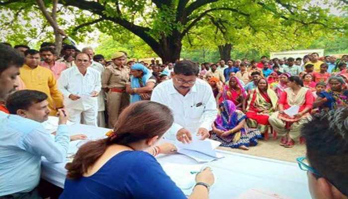 अमेठी में स्मृति ने लगाई चौपाल, कहा- 'आपने सांसद नहीं, दीदी को चुना है, मैं इस रिश्ते पर आगे बढ़ रही हूं' अमेठी में स्मृति ने लगाई चौपाल, कहा- 'आपने सांसद नहीं, दीदी को चुना है, मैं इस रिश्ते पर आगे बढ़ रही हूं'