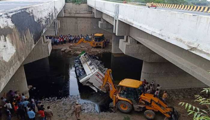 यमुना एक्सप्रेस-वे पर बड़ा हादसा, नाले में गिरी बस, 29 लोगों की मौत, बचाव कार्य जारी यमुना एक्सप्रेस-वे पर बड़ा हादसा, नाले में गिरी बस, 29 लोगों की मौत, बचाव कार्य जारी