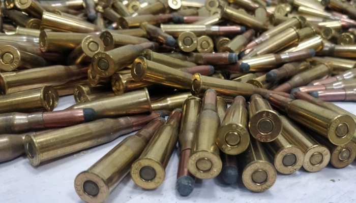 चेकिंग के दौरान कार में मिली इतनी गोलियां और हथियार देखकर दिल्ली पुलिस के उड़े होश चेकिंग के दौरान कार में मिली इतनी गोलियां और हथियार देखकर दिल्ली पुलिस के उड़े होश