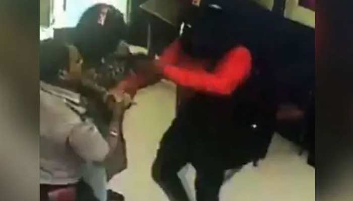 हॉलीवुड फिल्म देखकर बदमाशों ने बनाया बैंक लूटने का प्लान, VIDEO हुआ वायरल हॉलीवुड फिल्म देखकर बदमाशों ने बनाया बैंक लूटने का प्लान, VIDEO हुआ वायरल