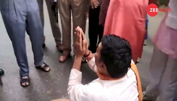 VIDEO: बीच सड़क SP का पैर पकड़ रोने लगे BJP नेता, कहा- 'साहब मेरा सम्मान चला गया' VIDEO: बीच सड़क SP का पैर पकड़ रोने लगे BJP नेता, कहा- 'साहब मेरा सम्मान चला गया'