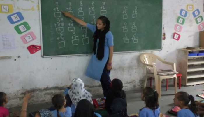 सूरतः इस स्कूल में नहीं है शिक्षकों का पता, 5वीं के बच्चों को पढ़ाते हैं 8वीं के छात्र सूरतः इस स्कूल में नहीं है शिक्षकों का पता, 5वीं के बच्चों को पढ़ाते हैं 8वीं के छात्र