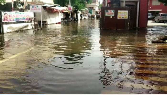 सालासर धाम में गंदगी का अंबार, बालाजी के दरबार में जाने के लिए गन्दे पानी से गुजर रहे भक्त सालासर धाम में गंदगी का अंबार, बालाजी के दरबार में जाने के लिए गन्दे पानी से गुजर रहे भक्त