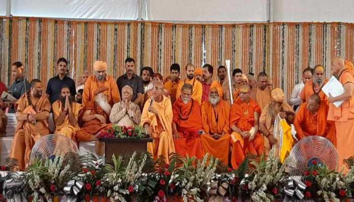 हरिद्वार: स्वामी सत्यमित्रानंद की श्रद्धांजलि सभा में संतों ने दौहराया गौ-गंगा-राम मंदिर का संकल्प हरिद्वार: स्वामी सत्यमित्रानंद की श्रद्धांजलि सभा में संतों ने दौहराया गौ-गंगा-राम मंदिर का संकल्प
