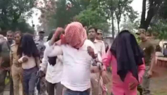 झारखंड : प्रेमी युगल के साथ मारपीट, युवती के साथ किया दुष्कर्म, वीडियो वायरल झारखंड : प्रेमी युगल के साथ मारपीट, युवती के साथ किया दुष्कर्म, वीडियो वायरल