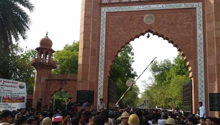 छात्र संघ उपाध्यक्ष के साथ हुई बदसलूकी से गुस्साए AMU छात्र, बंद कर दिया गेट छात्र संघ उपाध्यक्ष के साथ हुई बदसलूकी से गुस्साए AMU छात्र, बंद कर दिया गेट