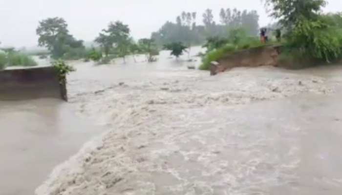 बिहारः बगहा में नदी पर बना बांध टूटा, आधा दर्जन से अधिक गांवों में घुसा पानी बिहारः बगहा में नदी पर बना बांध टूटा, आधा दर्जन से अधिक गांवों में घुसा पानी