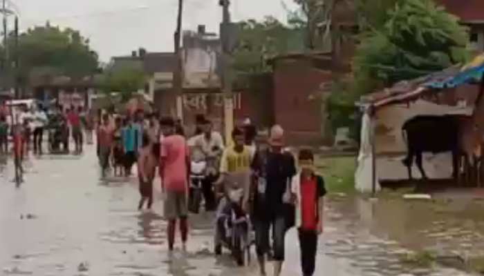 बक्सर में आफत बन कर आई मॉनसून की बारिश, जलजमाव से लोग हैं परेशान बक्सर में आफत बन कर आई मॉनसून की बारिश, जलजमाव से लोग हैं परेशान