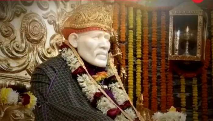VIDEO: भक्तों का दावा-शिर्डी के मंदिर में दीवार पर उभरी साई बाबा की आकृति, लोगों ने किए दर्शन VIDEO: भक्तों का दावा-शिर्डी के मंदिर में दीवार पर उभरी साई बाबा की आकृति, लोगों ने किए दर्शन