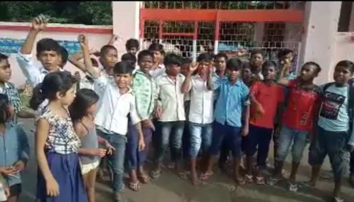 मिड डे मील में अंडा के बदले थमा दिया केला, छात्रों ने शिक्षकों को किया स्कूल में बंद मिड डे मील में अंडा के बदले थमा दिया केला, छात्रों ने शिक्षकों को किया स्कूल में बंद