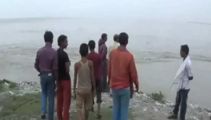 नेपाल में हो रही लगातार बारिश से कोसी का जलस्तर बढ़ा, मुश्किल में तटबंध के लोग नेपाल में हो रही लगातार बारिश से कोसी का जलस्तर बढ़ा, मुश्किल में तटबंध के लोग