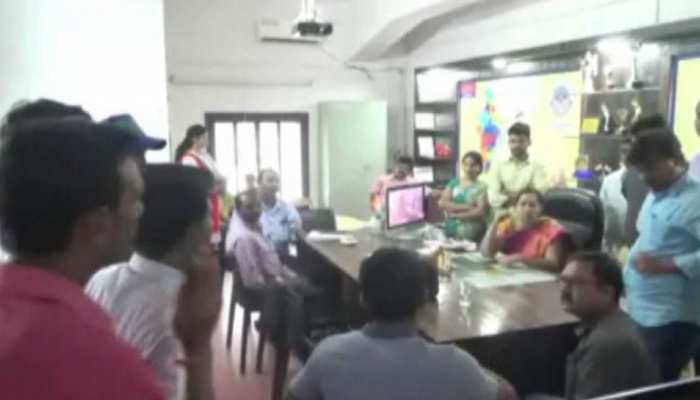 स्कूल प्रबंधन ने बच्चों के नाम के साथ लिखा 'हिंदू-मुसलमान', अभिभावकों ने जताया विरोध स्कूल प्रबंधन ने बच्चों के नाम के साथ लिखा 'हिंदू-मुसलमान', अभिभावकों ने जताया विरोध