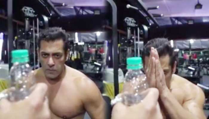 सलमान खान ने इस तरह पूरा किया 'बॉटल कैप चैलेंज', VIDEO देख रोक नहीं पाएंगे अपनी हंसी सलमान खान ने इस तरह पूरा किया 'बॉटल कैप चैलेंज', VIDEO देख रोक नहीं पाएंगे अपनी हंसी