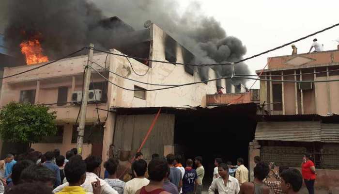 दिल्ली के केशपुरम इलाके में लगी आग, दमकल की 22 गाड़ियां मौके पर दिल्ली के केशपुरम इलाके में लगी आग, दमकल की 22 गाड़ियां मौके पर