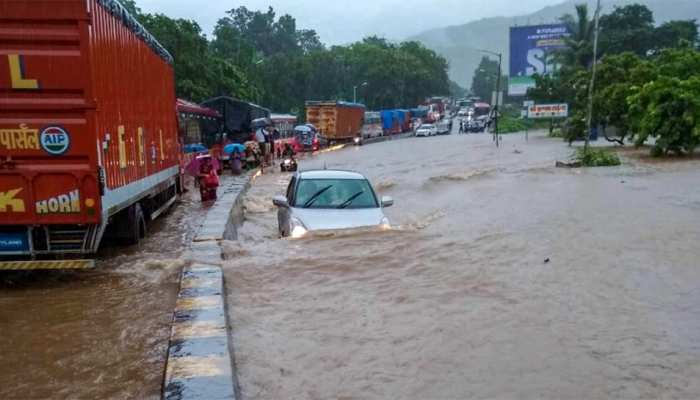 महाराष्ट्रः बारिश के चलते सड़कों पर भरा पानी, अनहोनी की आशंका से मुंबई-गोवा हाईवे बंद महाराष्ट्रः बारिश के चलते सड़कों पर भरा पानी, अनहोनी की आशंका से मुंबई-गोवा हाईवे बंद