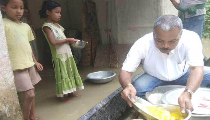 असम के इस MLA ने बाढ़ पीड़ितों के लिए बनाया किचन, खुद परोसते हैं खाना असम के इस MLA ने बाढ़ पीड़ितों के लिए बनाया किचन, खुद परोसते हैं खाना