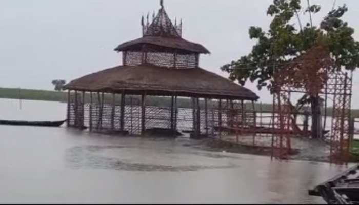 बिहारः गंडक बराज से 1 लाख 10 हजार क्यूसेक छोड़ा गया पानी, बढ़ेगा नदियों का जलस्तर बिहारः गंडक बराज से 1 लाख 10 हजार क्यूसेक छोड़ा गया पानी, बढ़ेगा नदियों का जलस्तर