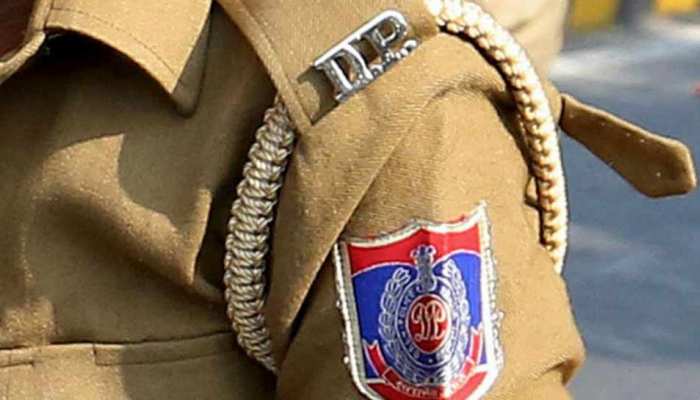 दिल्ली: विदेशी नागरिक को बंधक बनाकर दिया लूट को अंजाम, चलती कार से फेंका दिल्ली: विदेशी नागरिक को बंधक बनाकर दिया लूट को अंजाम, चलती कार से फेंका