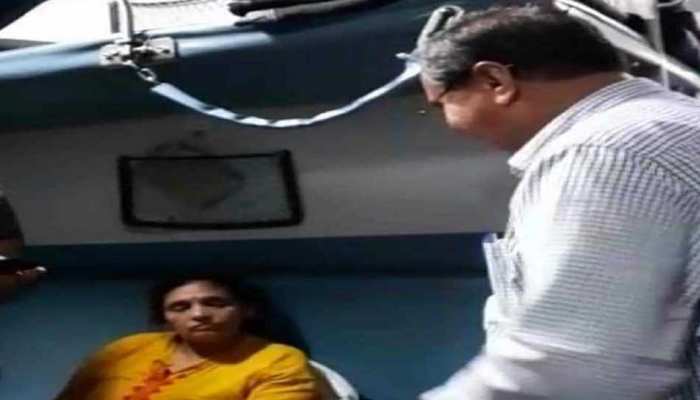 डॉक्टर से सांसद बने महेंद्र मुंजापरा ने ट्रेन में किया इलाज, बचाई महिला की जान डॉक्टर से सांसद बने महेंद्र मुंजापरा ने ट्रेन में किया इलाज, बचाई महिला की जान