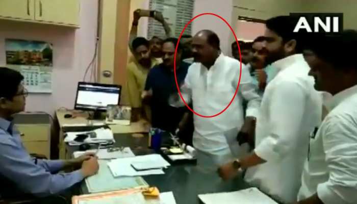 Video: SDM के चैंबर में घुसकर BJP विधायक ने जमाई धौंस, बोले- 'अभी तुम नए हो' Video: SDM के चैंबर में घुसकर BJP विधायक ने जमाई धौंस, बोले- 'अभी तुम नए हो'