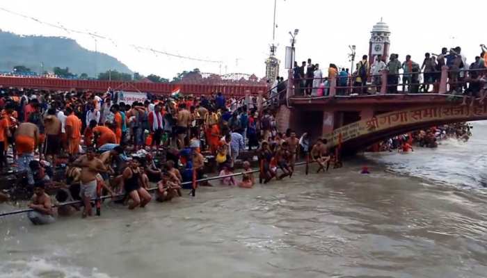 गुरु पूर्णिमा पर हरिद्वार में लगी श्रद्धालुओं की भीड़, बुधवार से शुरू होगी कांवड़ यात्रा गुरु पूर्णिमा पर हरिद्वार में लगी श्रद्धालुओं की भीड़, बुधवार से शुरू होगी कांवड़ यात्रा