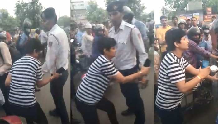 VIDEO: नशे में धुत महिला ने ट्रैफिक पुलिस के साथ की बदसलूकी, लोगों ने रास्ता रोककर बनाया वीडियो VIDEO: नशे में धुत महिला ने ट्रैफिक पुलिस के साथ की बदसलूकी, लोगों ने रास्ता रोककर बनाया वीडियो