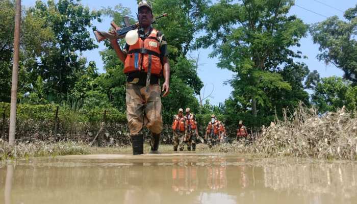 बाढ़ में भी मुस्तैद हैं BSF के जवान, सीमा पर चौकसी के साथ चला रहे रेस्क्यू ऑपरेशन बाढ़ में भी मुस्तैद हैं BSF के जवान, सीमा पर चौकसी के साथ चला रहे रेस्क्यू ऑपरेशन