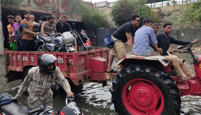 दिल्ली में यहां जलभराव को करना है पार तो बाइक हो या सवारी देने होंगे 10 रुपये दिल्ली में यहां जलभराव को करना है पार तो बाइक हो या सवारी देने होंगे 10 रुपये