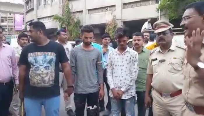 नागपुर: संतरा मार्केट में तोड़-फोड़ कर रहे बदमाशों को पुलिस ने किया गिरफ्तार, निकाली परेड नागपुर: संतरा मार्केट में तोड़-फोड़ कर रहे बदमाशों को पुलिस ने किया गिरफ्तार, निकाली परेड